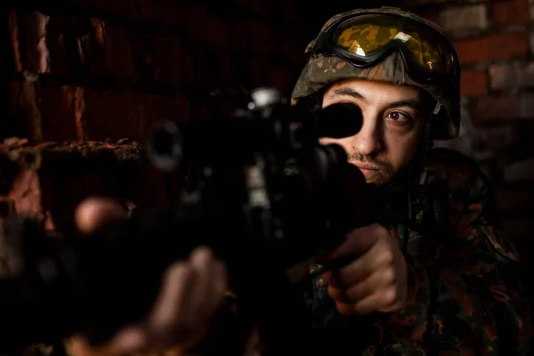 Солдат на війні зі зброєю — стокове фото