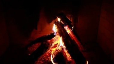 Bir şömine ev ateş