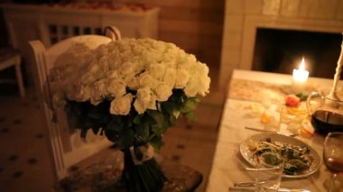 Sevgi dolu çift nişan şömine yakın mum ışığında akşam yemeği sahip, sevgi dolu bir çift şömine yakın mum ışığında akşam