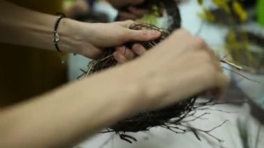 Çocuklar kuşlar için yuva yapmak, kuşlar için yuva