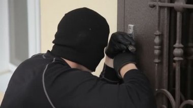hırsız bir housedoor açmak için kilit-seçici hırsız tutarak kapı kilidi tatili