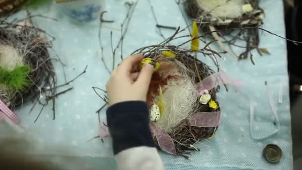 Kinderen Maken Een Nest Voor Vogels Nesten Voor Vogels — Stockvideo