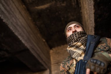 Ak-47 Kalaşnikof saldırı tüfeği ile Arap asker