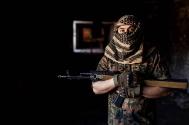 Ak-47 Kalaşnikof saldırı tüfeği ile Arap asker