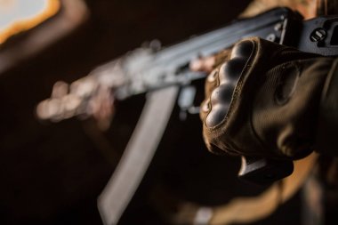 Ak-47 Kalaşnikof saldırı tüfeği ile Arap asker