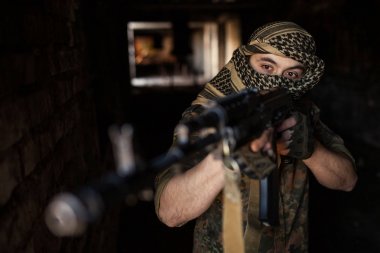 Kalaşnikof AK-47 saldırı tüfeğini hedef alan Arap askeri