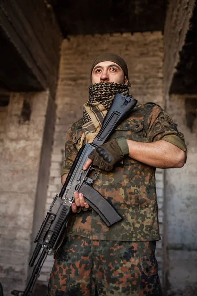 Emiraty żołnierz z karabin Kałasznikowa Ak-47 — Zdjęcie stockowe