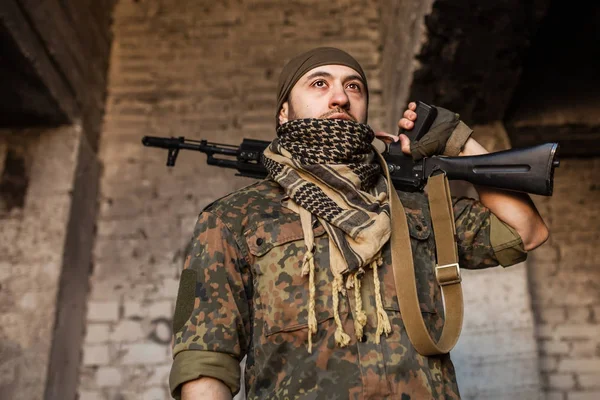 Ak-47 Kalaşnikof saldırı tüfeği ile Arap asker — Stok fotoğraf