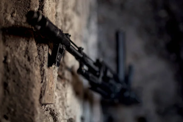 Submachine silah Kalaşnikof Ak-47 duvara karşı — Stok fotoğraf