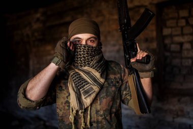 Ak-47 Kalaşnikof saldırı tüfeği ile Arap asker