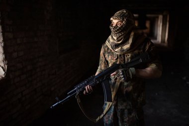 Ak-47 Kalaşnikof saldırı tüfeği ile Arap asker