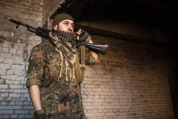 Ak-47 Kalaşnikof saldırı tüfeği ile Arap asker — Stok fotoğraf