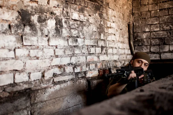 Kalaşnikof AK-47 saldırı tüfeğini hedef alan Arap askeri — Stok fotoğraf