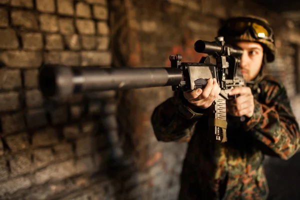 Солдат на війні прицілитися зі зброєю — стокове фото
