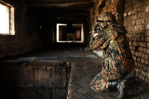 Солдат на війні прицілитися зі зброєю — стокове фото