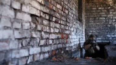 Kalaşnikof AK-47 saldırı tüfeğini hedef alan Arap askeri