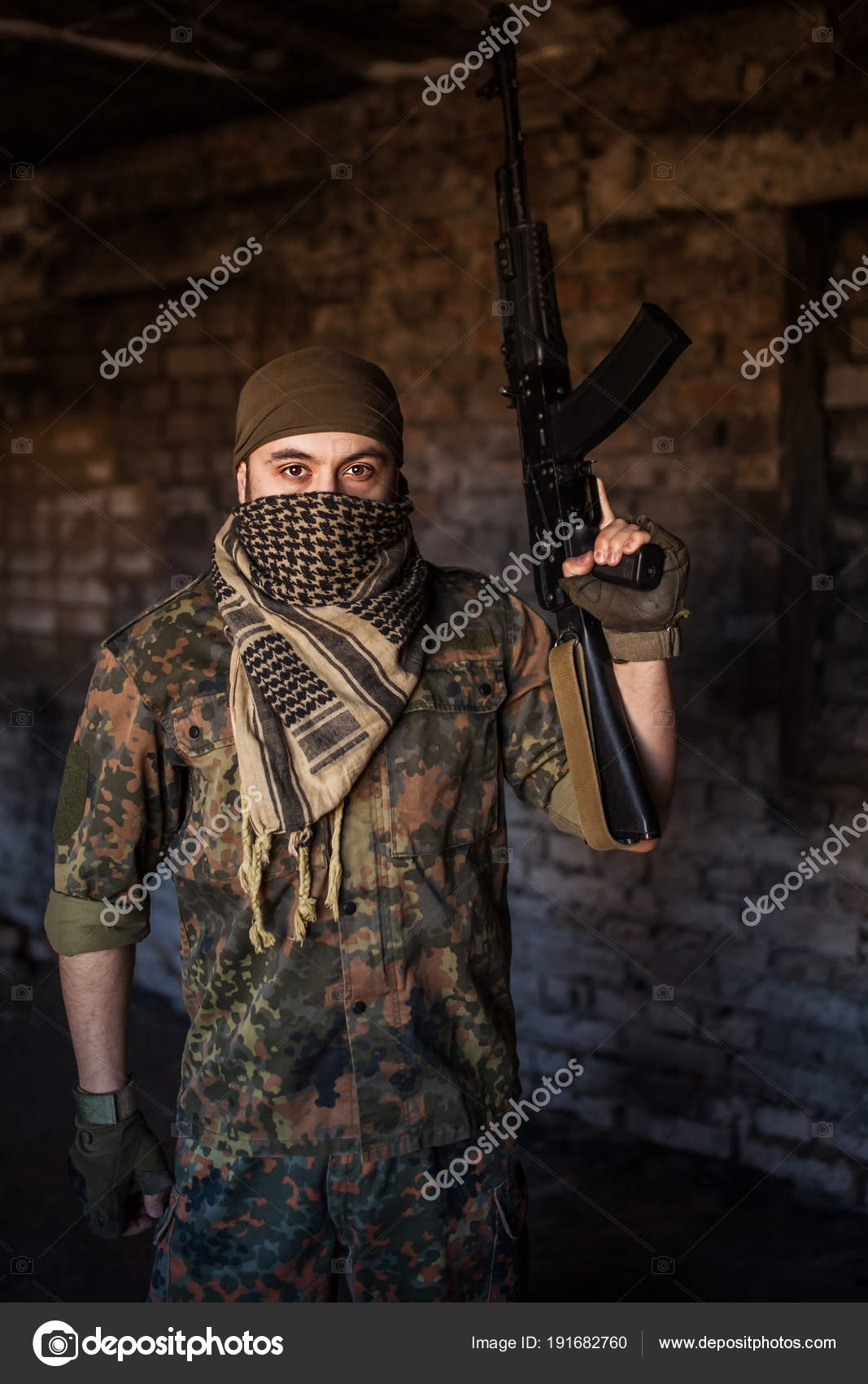 Арабский Солдат С Автоматом Калашникова АК-47 Стоковое Фото.