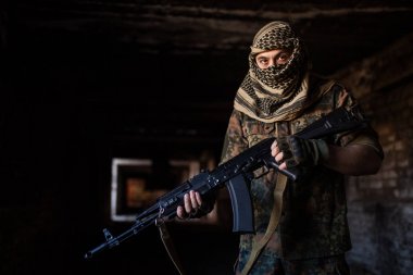 Ak-47 Kalaşnikof saldırı tüfeği ile Arap asker