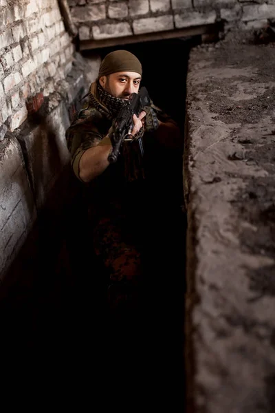 Kalaşnikof AK-47 saldırı tüfeğini hedef alan Arap askeri — Stok fotoğraf