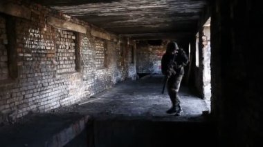 Askeri silah ile savaş. Genç askerlerin silahlı bir askeri ekipman ve silah ile şehir dışında harap bir ev inceler..