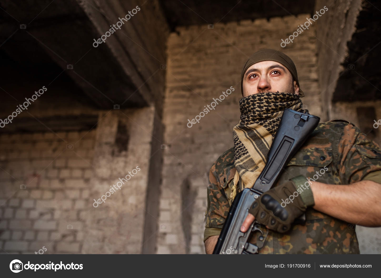 Арабский Солдат С Автоматом Калашникова АК-47 Стоковое Фото.