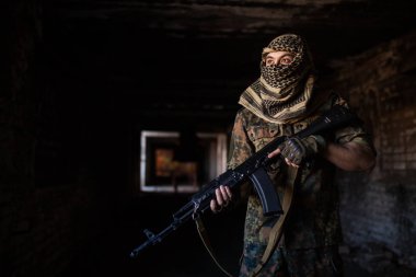 Ak-47 Kalaşnikof saldırı tüfeği ile Arap asker