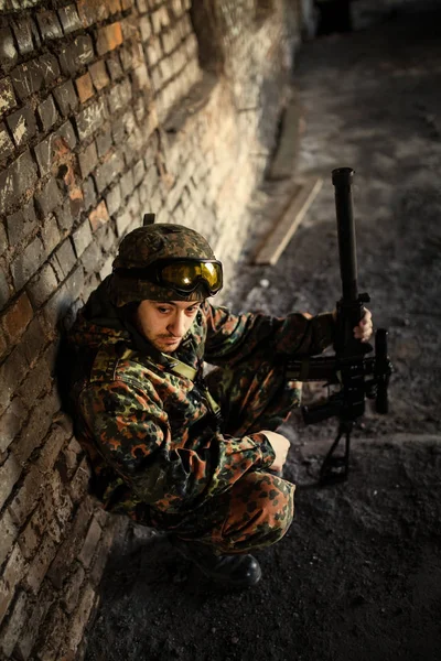 Askeri bir operasyondan sonra dinlenen düşünceli bir asker. — Stok fotoğraf