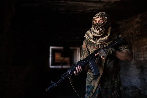 Il soldato arabo con il fucile d'assalto AK-47 Kalashnikov — Foto Stock
