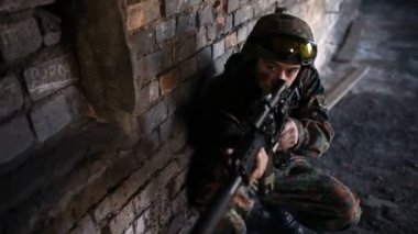 Askeri bir operasyondan sonra dinlenen düşünceli bir asker.
