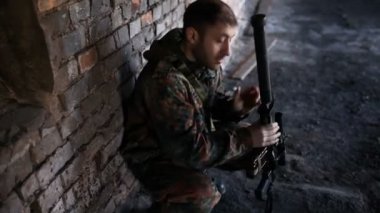 Askeri bir operasyondan sonra dinlenen düşünceli bir asker.
