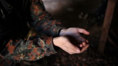 Su damlaları avucunun içinde yakalamak