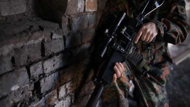 Στρατιώτης Στον Πόλεμο Όπλα Νέοι Στρατιώτες Πυροβόλα Όπλα Ένας Στρατιώτης — Αρχείο Βίντεο