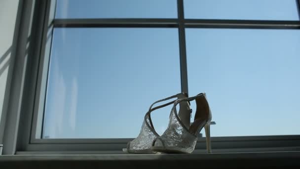 新娘的鞋子在窗口 新娘的早晨 — 图库视频影像