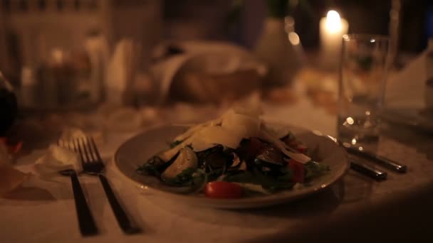 一对爱的情侣在壁炉旁的烛光下进餐 特写的年轻夫妇牵着手在浪漫的烛光晚餐餐桌设置 — 图库视频影像