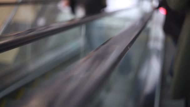 Pessoas Escalam Escada Rolante Centro Comercial — Vídeo de Stock