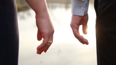 Sevgi dolu bir çift el ele tutuşsun su arka plan üzerinde