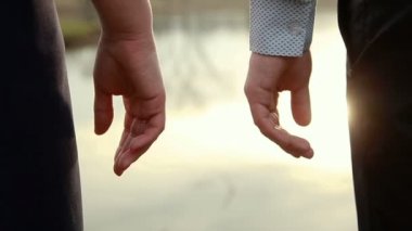 Sevgi dolu bir çift el ele tutuşsun su arka plan üzerinde