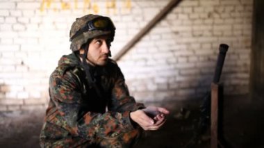 Su damlaları askerler senin avucunun içinde yakalamak.