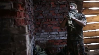 Asker üniforması hazırlar, savaş için hazırlar