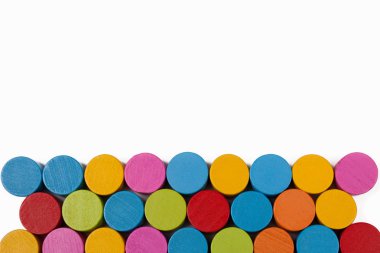 Renkli ahşap daireler izole