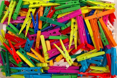 Renkli plastik giysiler mandal