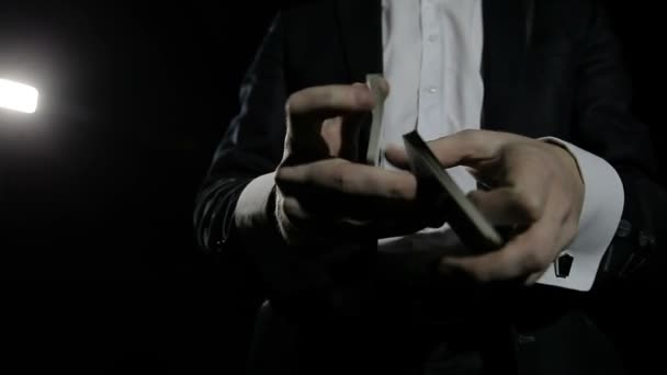 Kouzelník Ukazuje Triky Kartami — Stock video