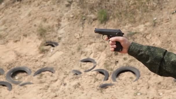 Солдат стреляет из пистолета при стрельбе. — стоковое видео
