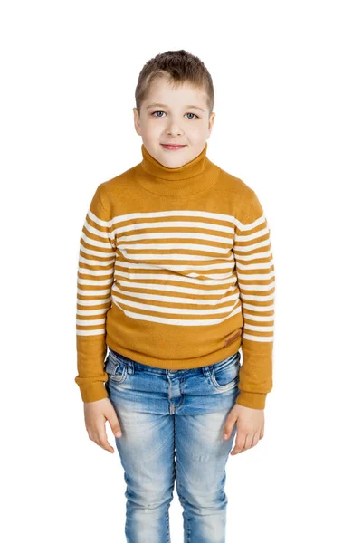 Chłopiec w jeansy i sweter paski na białym tle — Zdjęcie stockowe