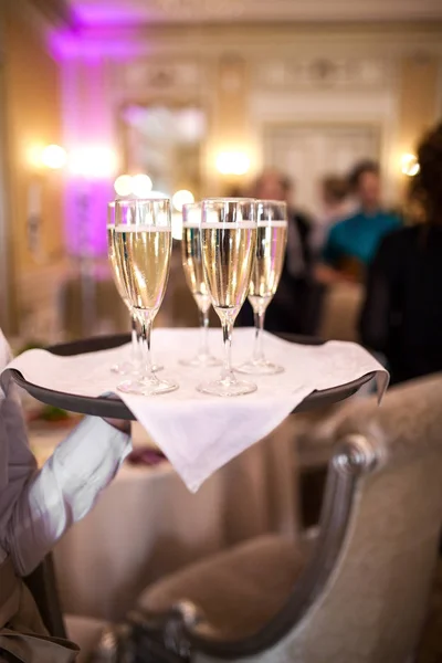 Официант с бокалами шампанского — стоковое фото