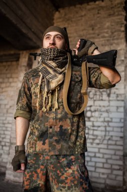 Ak-47 Kalaşnikof saldırı tüfeği ile Arap asker