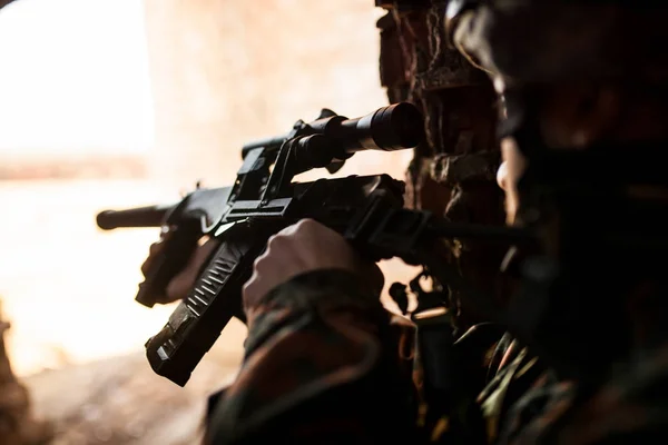Savaştaki asker silahlarla nişan alır. — Stok fotoğraf
