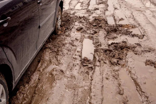 The car is stuck on a bad road in the mud — Stock Photo, Image