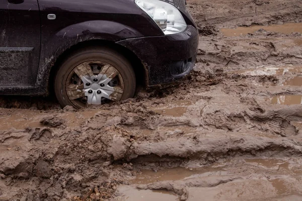 The car is stuck on a bad road in the mud — Stock Photo, Image