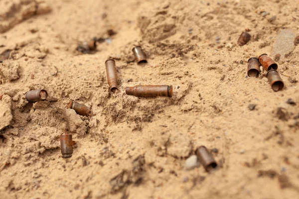 De cartridges van de cartridges liggen in het zand — Stockfoto